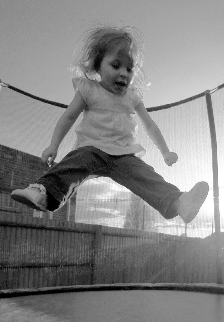 Ella trampoline black and white